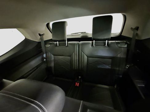 Used 2025 Volkswagen Atlas SE image 30