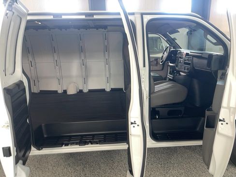 Used 2025 GMC Savana 3500 Extended RWD image 13