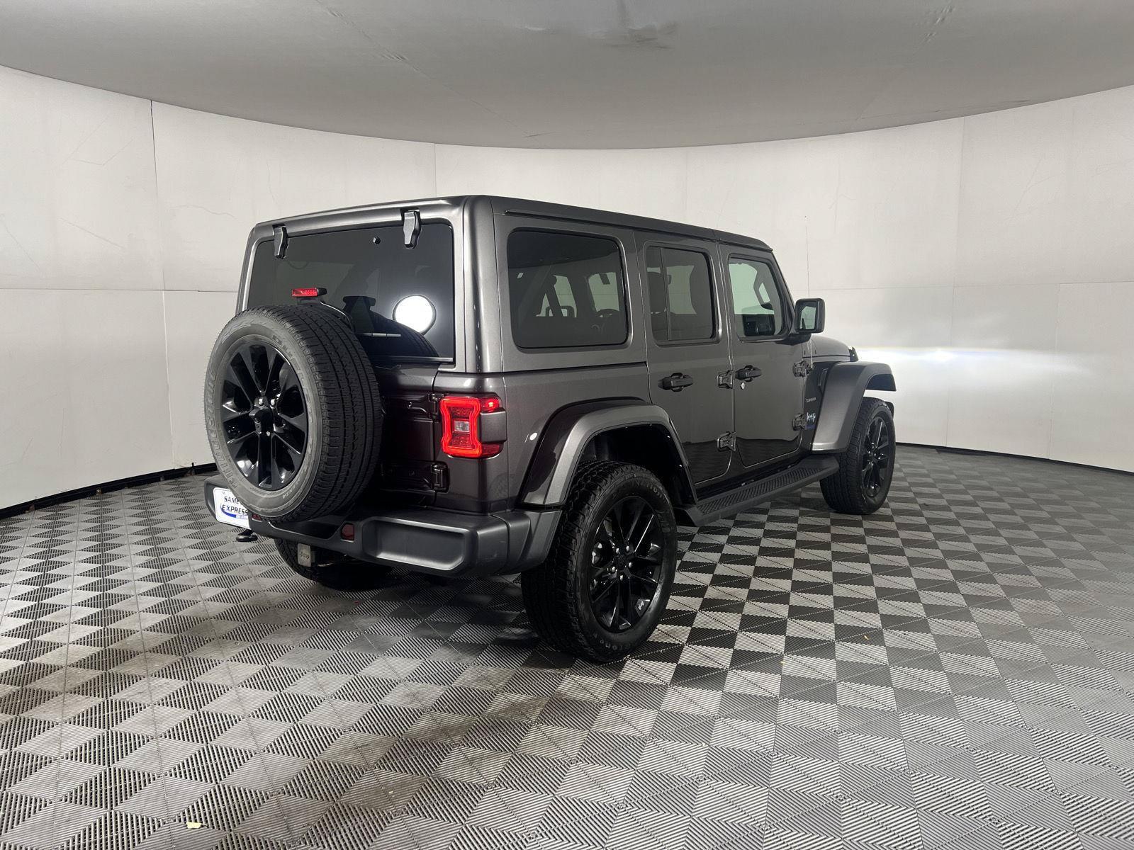 Used 2021 Jeep Wrangler Unlimited Sahara w/ Cold Weather Group AWD/4WD image 12