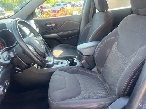 Used 2019 Jeep Cherokee Latitude w/ Cold Weather Group AWD/4WD image 19