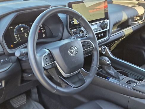 Used 2025 Toyota Grand Highlander AWD image 11