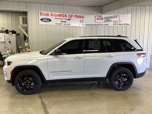 Used 2024 Jeep Grand Cherokee Altitude image 2