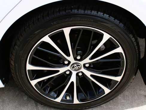 Used 2018 Toyota Camry SE w/ Convenience Package FWD image 12