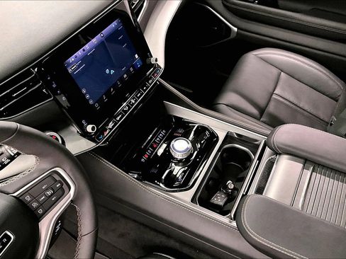 Used 2025 Jeep Wagoneer Series III w/ Premium Group I AWD/4WD image 16