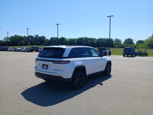 Used 2023 Jeep Grand Cherokee Limited w/ Black Appearance Package AWD/4WD image 8