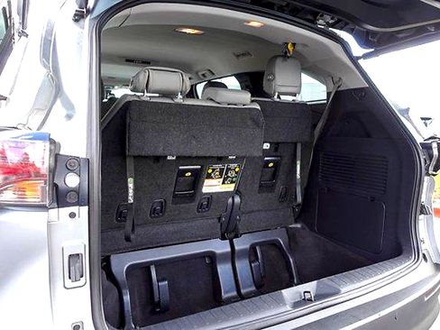 Used 2025 Toyota Sienna XLE FWD image 25