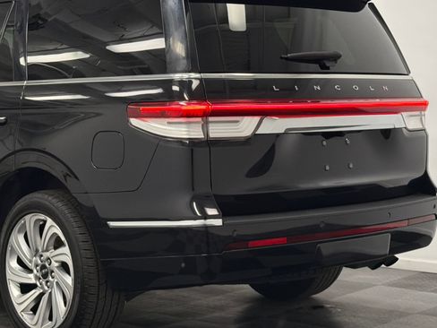 Used 2022 Lincoln Navigator Reserve AWD/4WD image 7