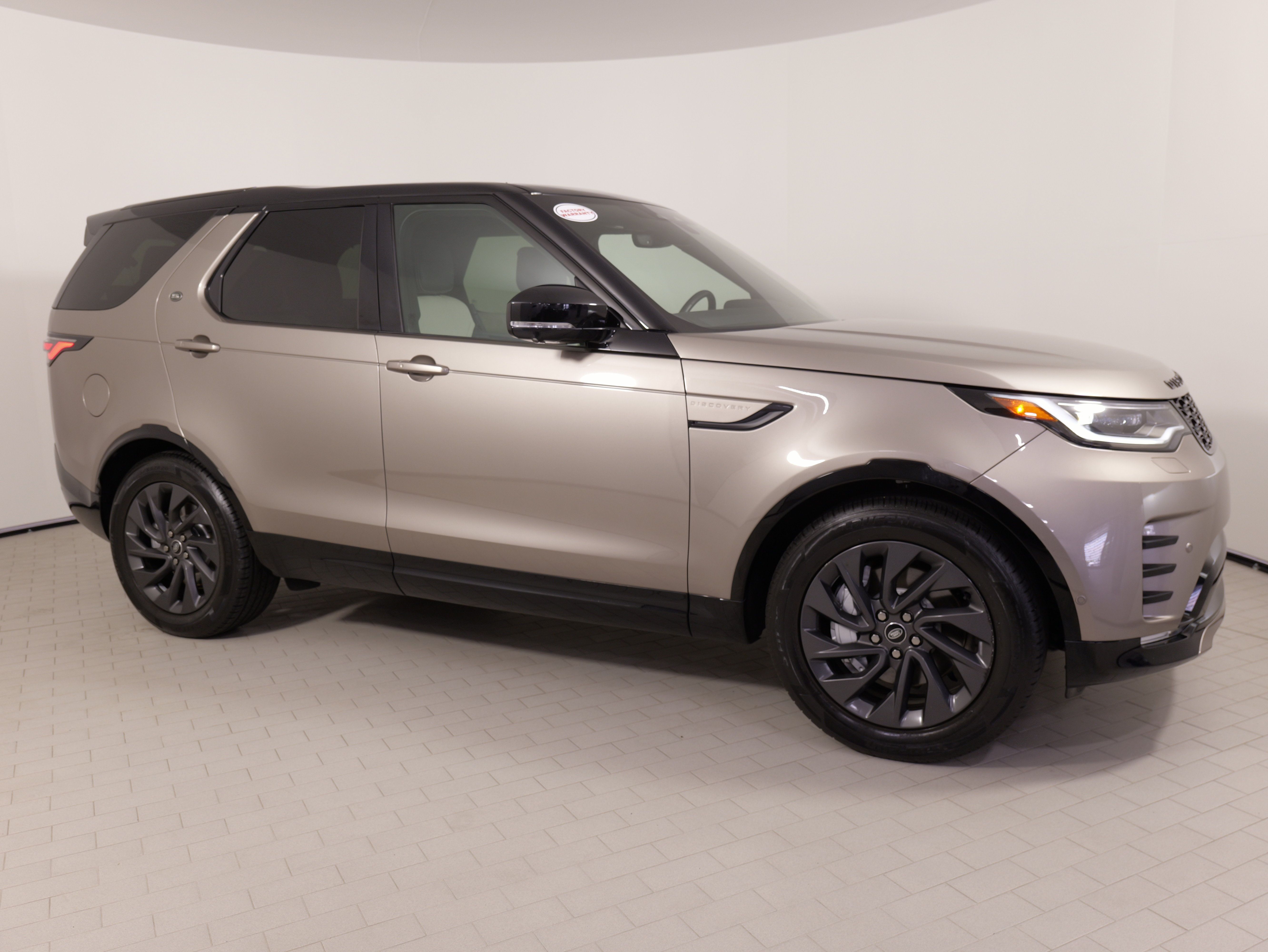 Used 2023 Land Rover Discovery S R-Dynamic AWD/4WD image 9