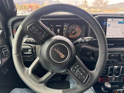 Used 2025 Jeep Wrangler Unlimited Rubicon AWD/4WD image 16