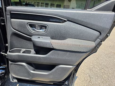 Used 2025 Honda Pilot Sport image 16