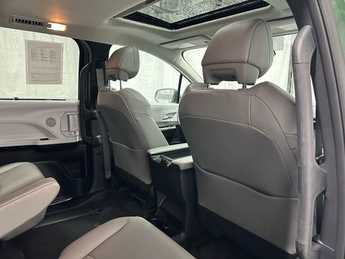 Used 2025 Toyota Sienna XLE image 60