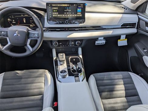 New 2025 Mitsubishi Outlander SE image 16
