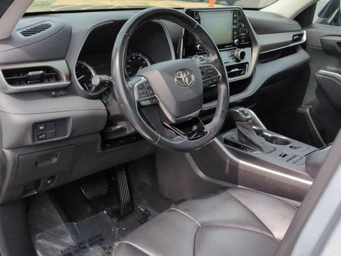 Used 2021 Toyota Highlander XLE AWD/4WD image 9