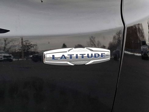 Used 2019 Jeep Renegade Latitude w/ UConnect 8.4 Nav Group image 31