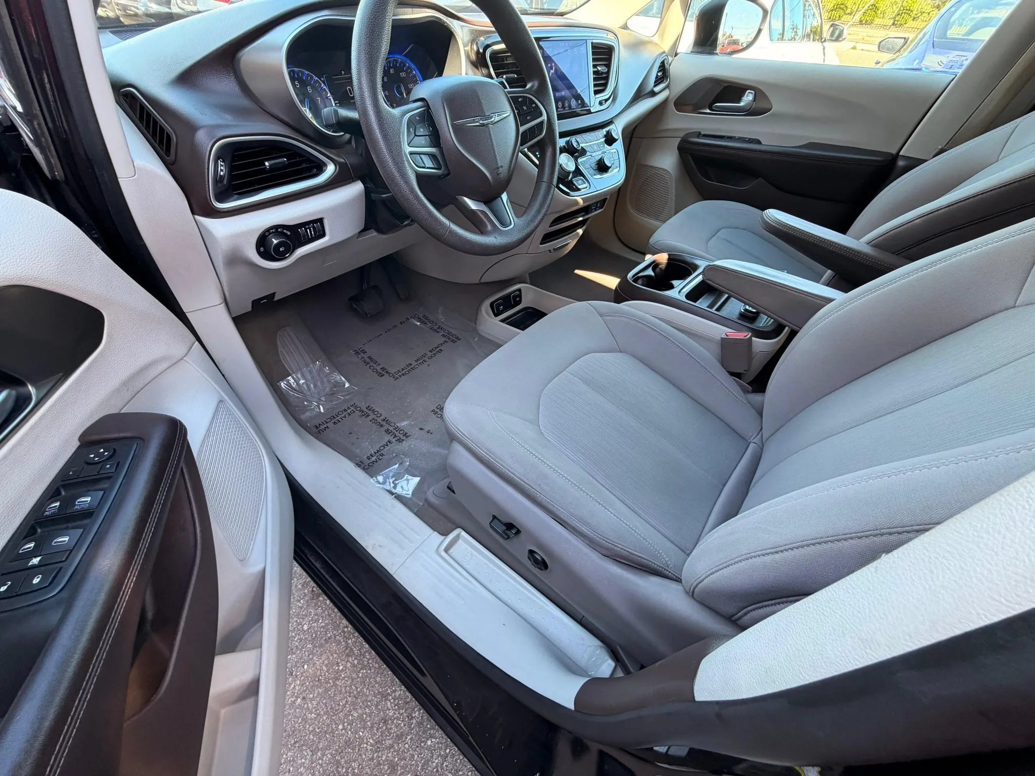 Used 2017 Chrysler Pacifica Touring Plus w/ Tire & Wheel Group FWD image 7