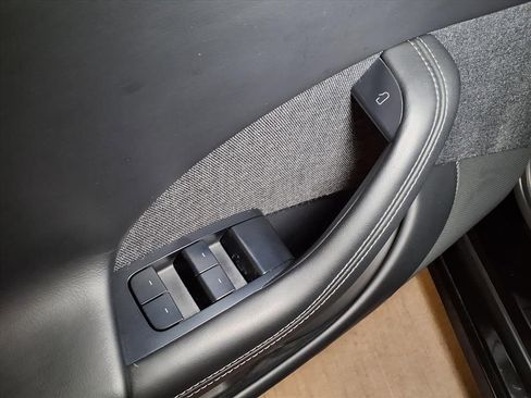 Used 2022 Tesla Model S Plaid image 11