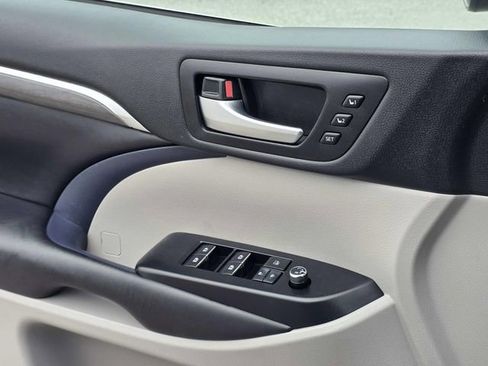 Used 2019 Toyota Highlander Limited Platinum image 14