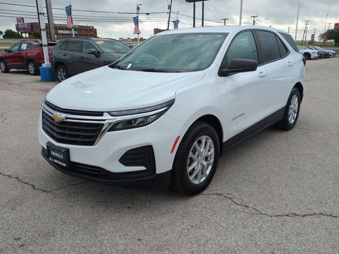 Used 2022 Chevrolet Equinox LS w/ LS Convenience Package FWD image 4