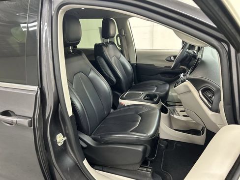 Used 2023 Chrysler Pacifica Touring-L AWD/4WD image 23