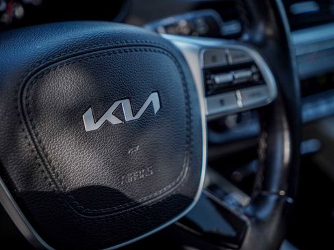 Certified 2022 Kia Telluride SX w/ SX Prestige Package image 17