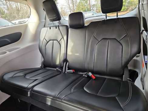 Used 2024 Chrysler Pacifica Touring-L image 20