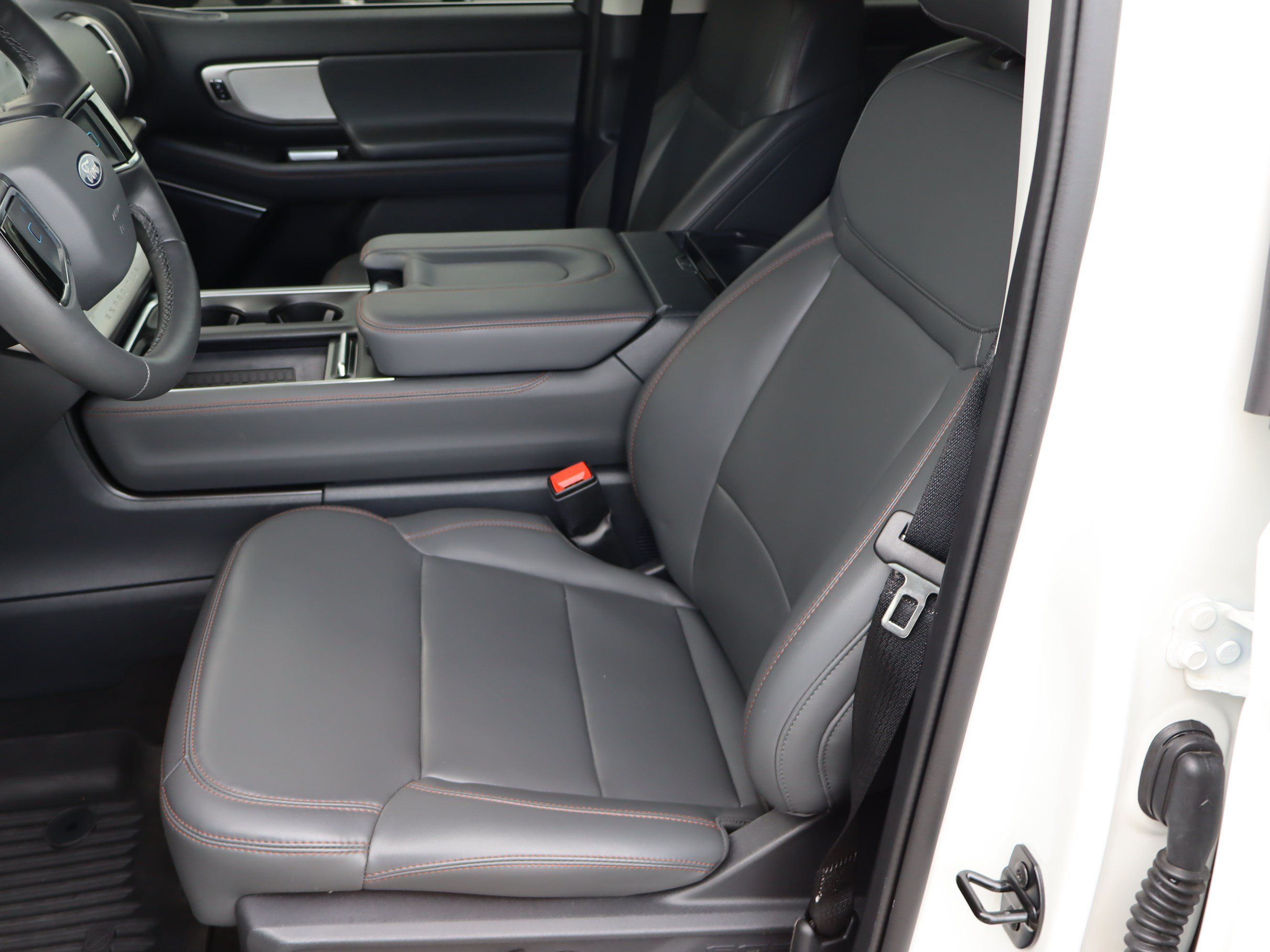 Used 2025 Ford Expedition Active RWD image 19