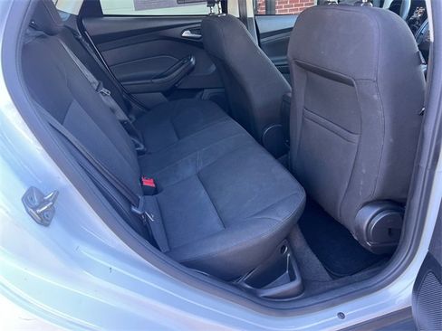 Used 2018 Ford Focus SE w/ SE Appearance Package image 15
