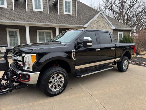 Used 2017 Ford F250 XLT w/ XLT Premium Package image 3