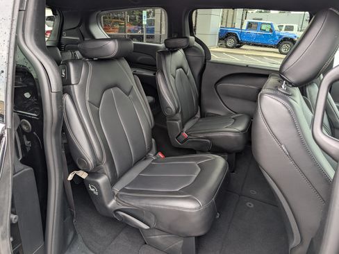 Used 2025 Chrysler Pacifica Select FWD image 11