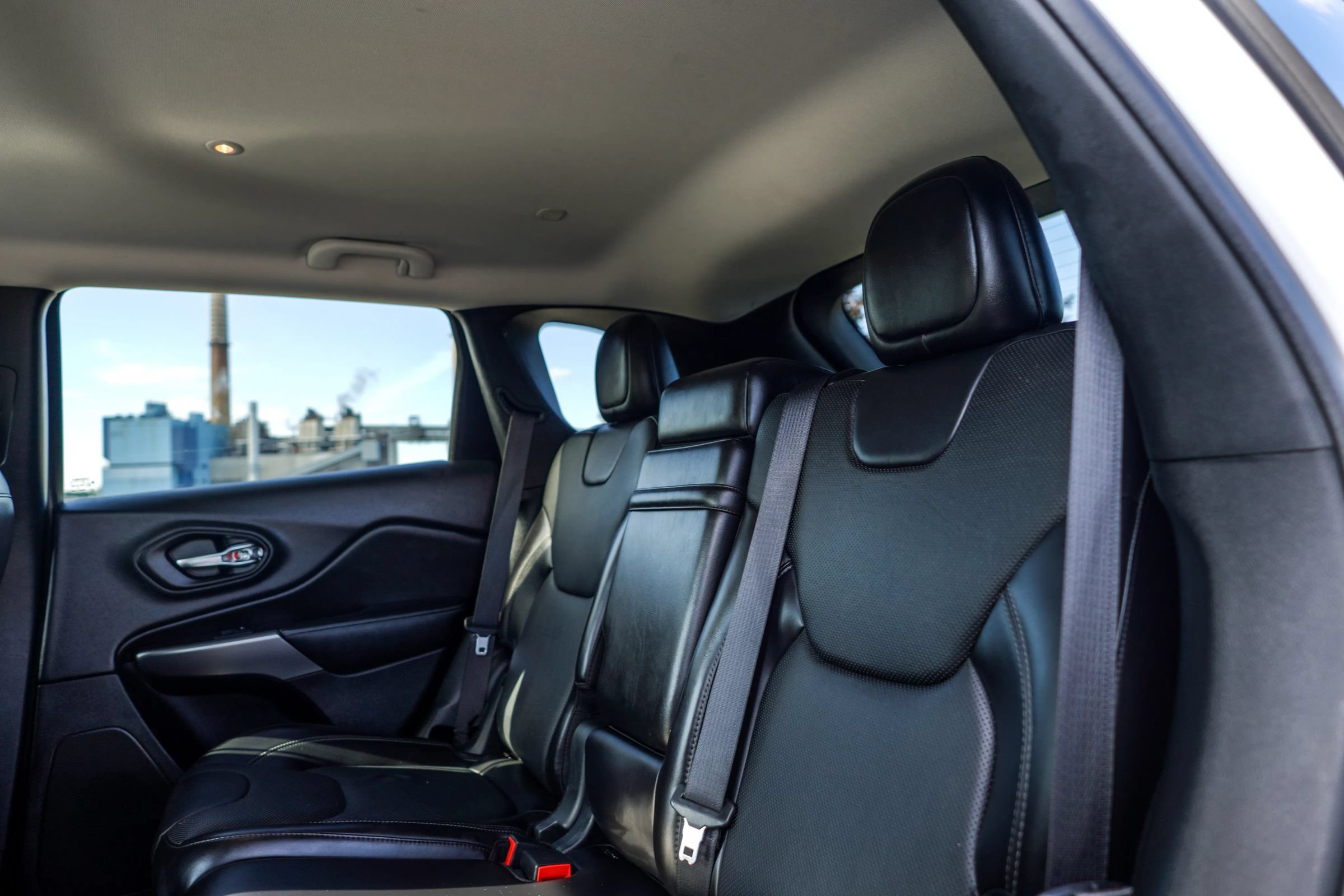 Used 2019 Jeep Cherokee Limited w/ Luxury Group AWD/4WD image 13