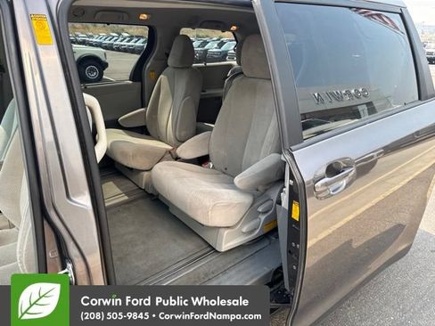 Used 2014 Toyota Sienna LE FWD image 11