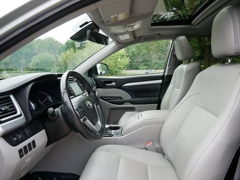 Used 2017 Toyota Highlander XLE AWD/4WD image 8