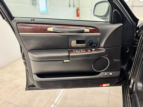 Used 2007 Lincoln Town Car Signature RWD image 8