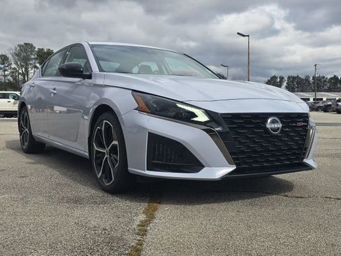 Used 2024 Nissan Altima 2.5 SR w/ SR Premium Package image 7