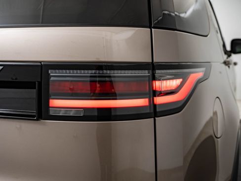 Used 2024 Land Rover Discovery Dynamic SE AWD/4WD image 9