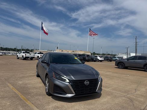Certified 2024 Nissan Altima 2.5 S FWD image 3