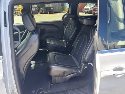 Used 2025 Chrysler Pacifica Select FWD image 11