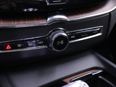 Certified 2024 Volvo XC60 B5 Ultimate w/ Protection Package Premier image 9