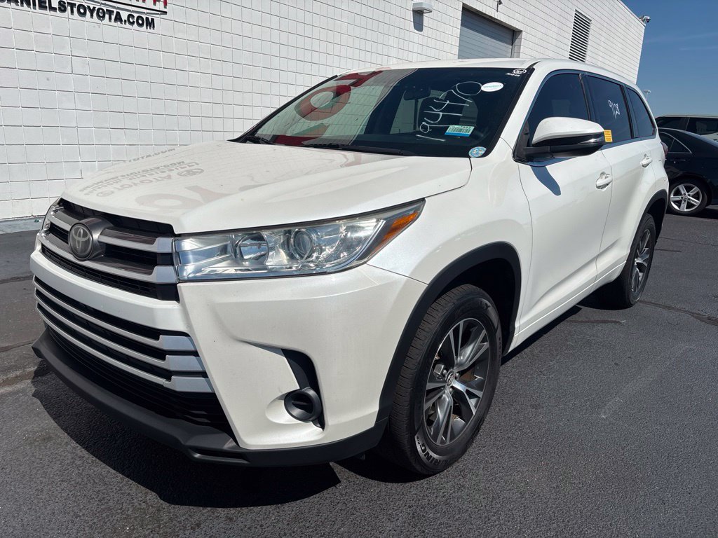Used 2017 Toyota Highlander LE FWD image 1