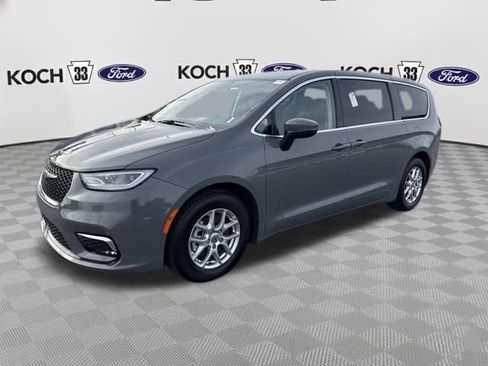 Used 2023 Chrysler Pacifica Touring-L image 3