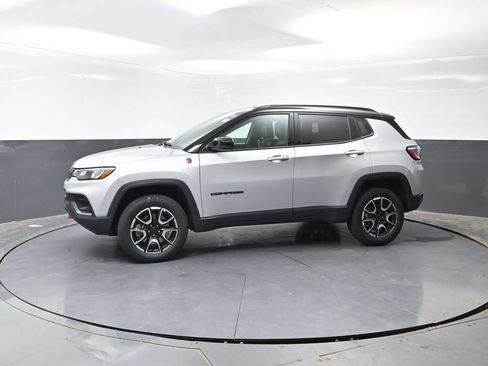 Used 2025 Jeep Compass Trailhawk AWD/4WD image 10