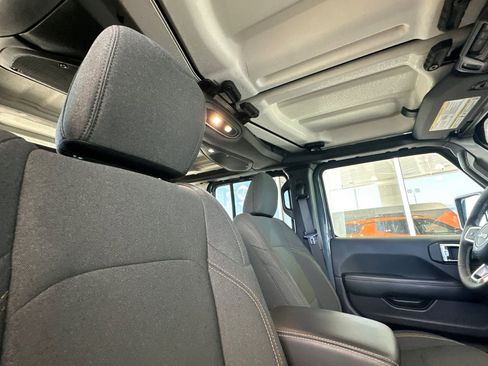 Used 2025 Jeep Wrangler Unlimited Sahara image 17