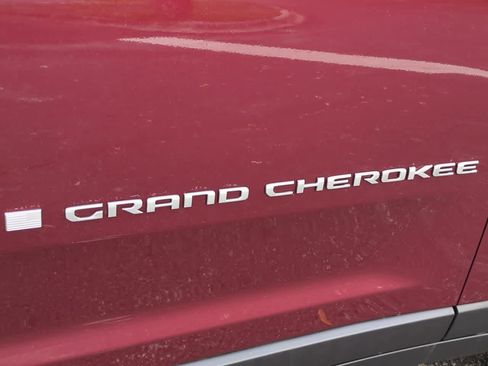 New 2025 Jeep Grand Cherokee Laredo w/ Luxury Tech Group I RWD image 13