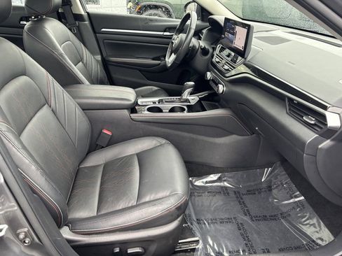 Used 2024 Nissan Altima 2.5 SR w/ SR Premium Package image 32