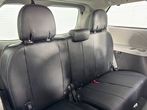 Used 2019 Toyota Sienna SE image 33