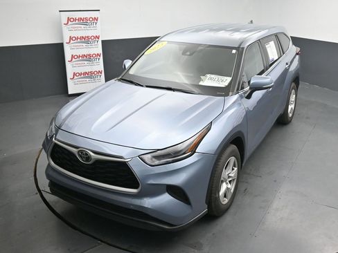 Used 2023 Toyota Highlander LE FWD image 24