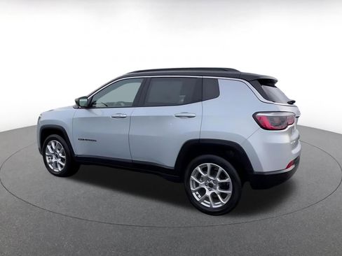 Used 2025 Jeep Compass Limited image 10