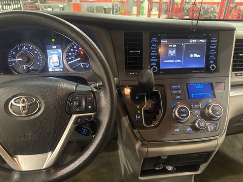 Used 2018 Toyota Sienna LE FWD image 49