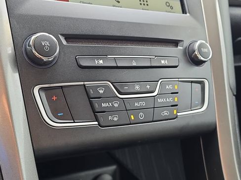 Certified 2018 Ford Fusion SE w/ Fusion SE Technology Package FWD image 20
