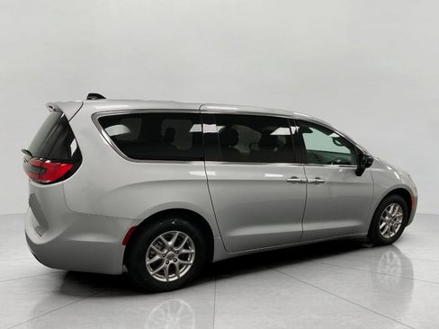 Used 2024 Chrysler Pacifica Touring-L image 3